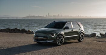 2023 Kia Niro vs. 2023 Honda CR-V Hybrid Comparison – Kelley Blue Book