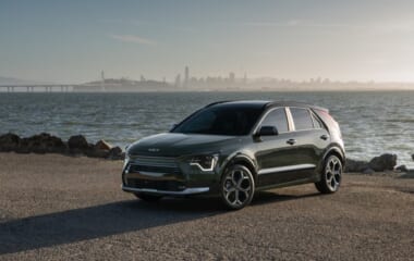 2023-Kia-Niro-vs-2023-Honda-CR-V-Hybrid-Comparison.jpg
