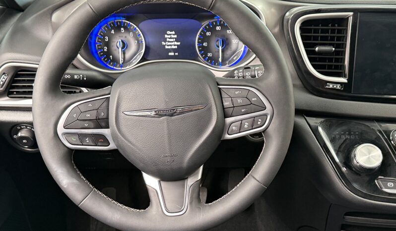 
								2025 Chrysler Pacifica Select full									