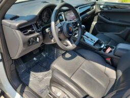 
										2025 Porsche Macan AWD full									