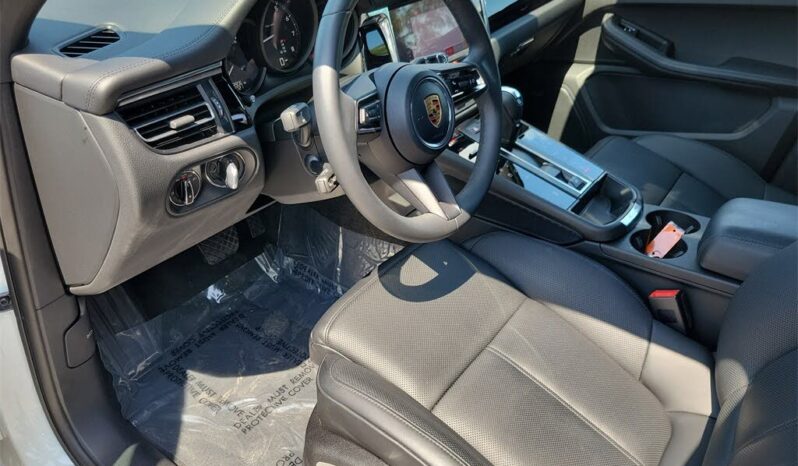 
								2025 Porsche Macan AWD full									